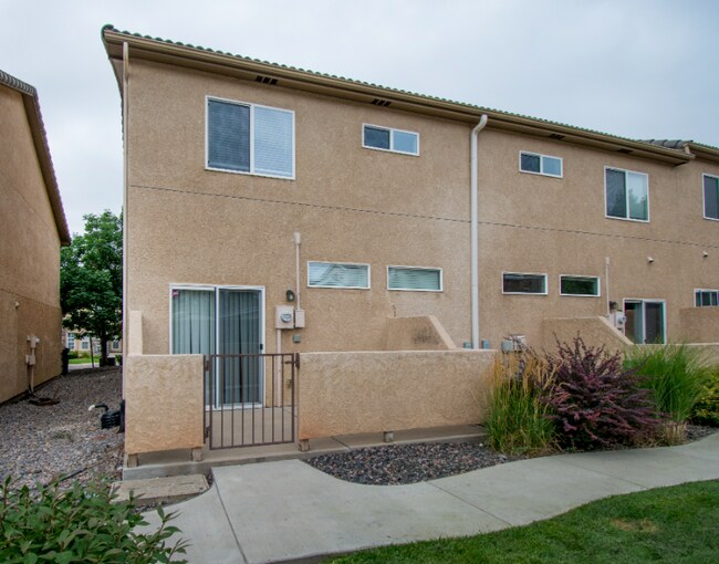 Building Photo - 1038 Cheyenne Blvd