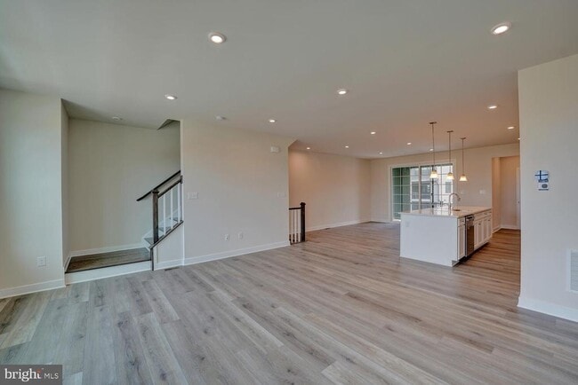 Building Photo - 324 E Grn St