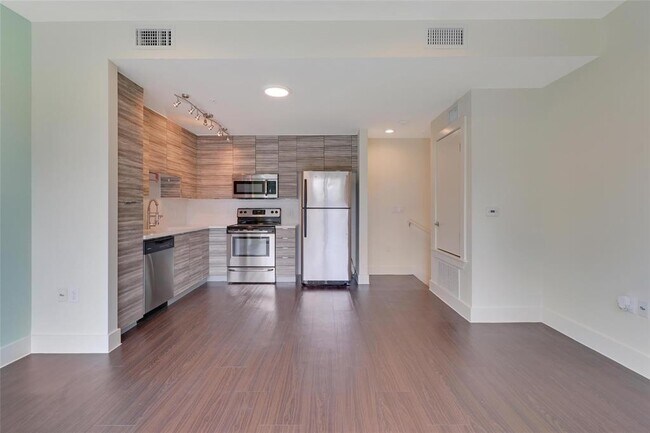 Building Photo - 604 N Bluff Dr