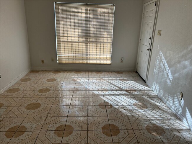 Building Photo - 3900 Woodchase Dr