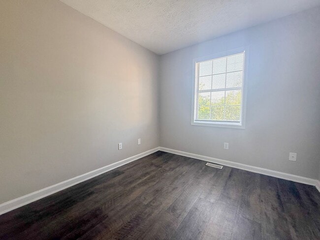 Building Photo - 480 W 4th St