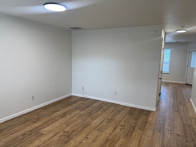 Building Photo - COMING SOON - 3 BEDROOM TOWNHOME W/ GARAGE- FRESH PAINT AND NEW FLOORING