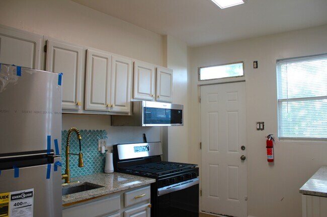 Primary Photo - 1106 N Kenwood Ave