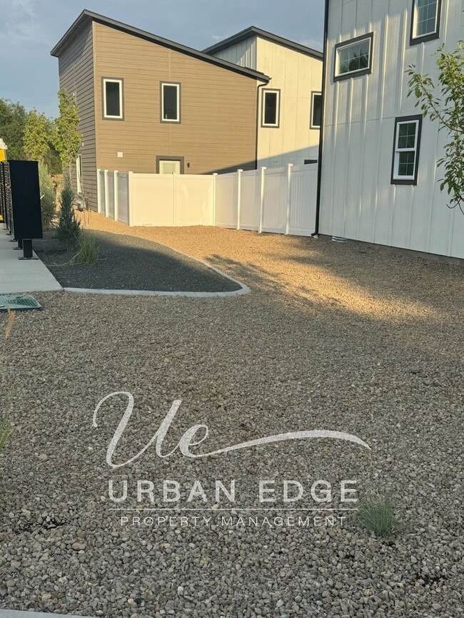 Building Photo - 3 bed 2.5 bath townhome!