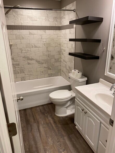 Tiled tub surround - 946 29th Ave NE