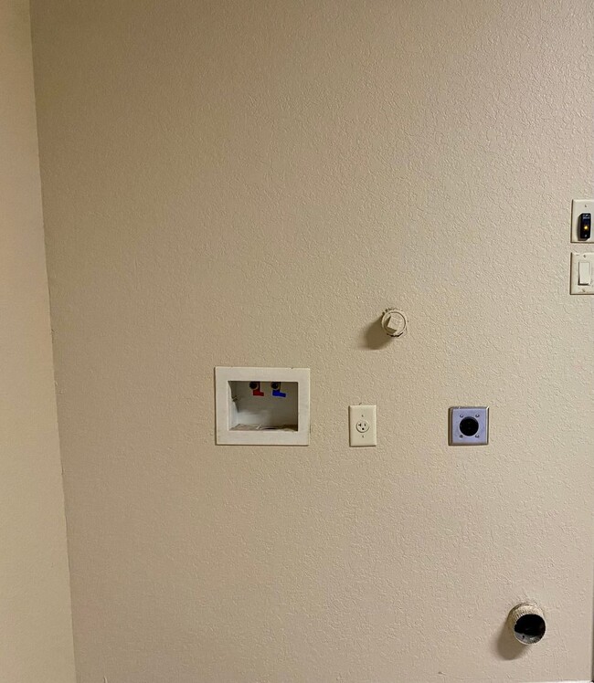 Building Photo - Two Story Townhome in New Braunfels