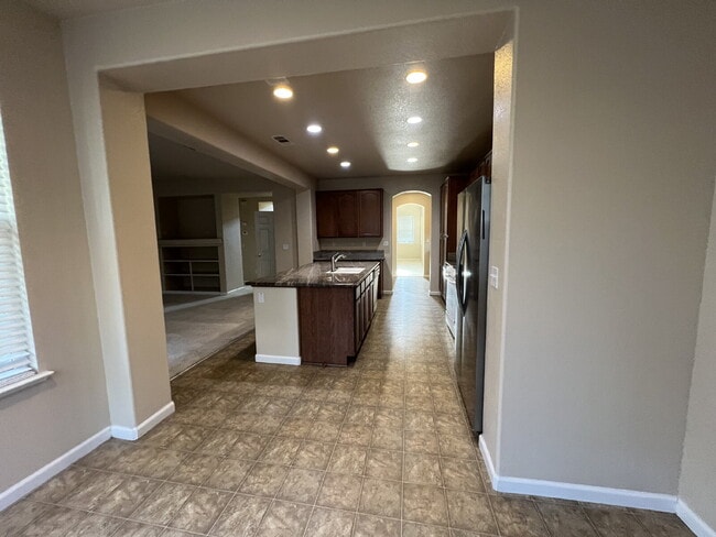 Building Photo - "Spacious 4-Bedroom Haven in Merced with 3 Full Baths & Elegant Granite Countertops!"