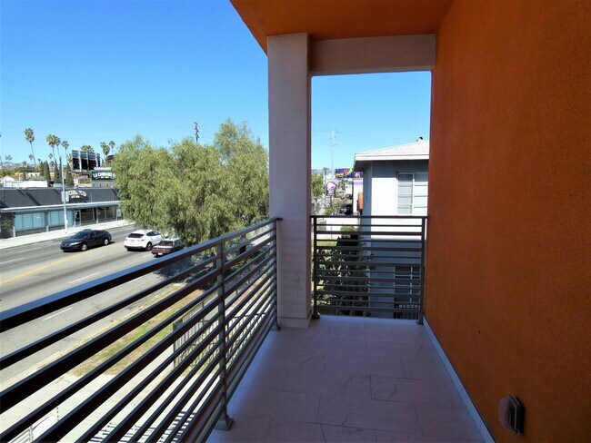 Building Photo - 1628 S La Brea Ave
