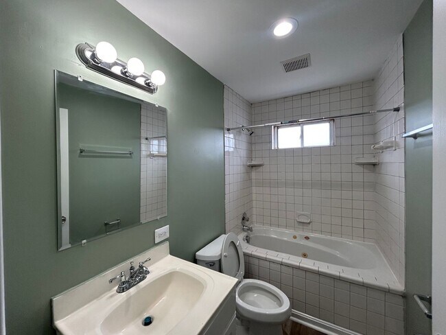 Building Photo - 2561 Marbourne Ave