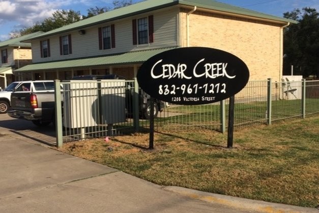 Cedar Creek Apartments - 1208 Victoria Ave