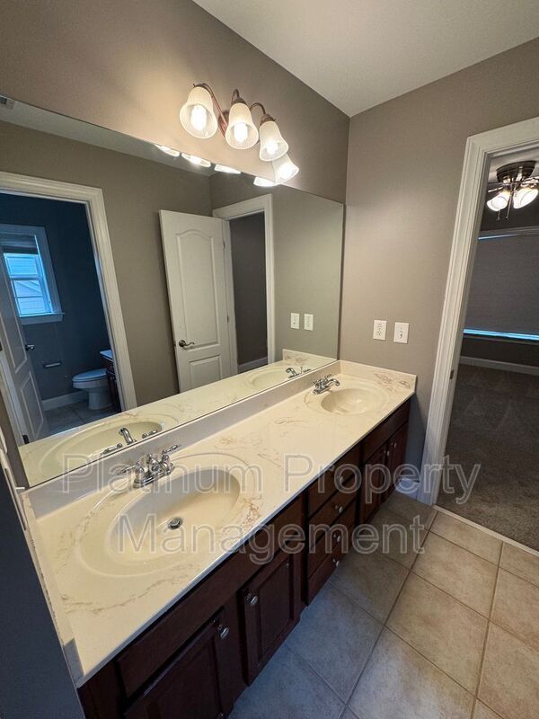 Building Photo - 917 Wallace Falls Dr