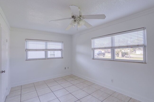 Building Photo - 121 S Triplet Lake Dr