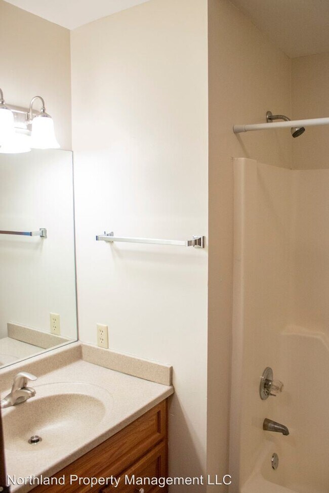 Building Photo - 2 br, 1 bath House - 4292 Manhattan East
