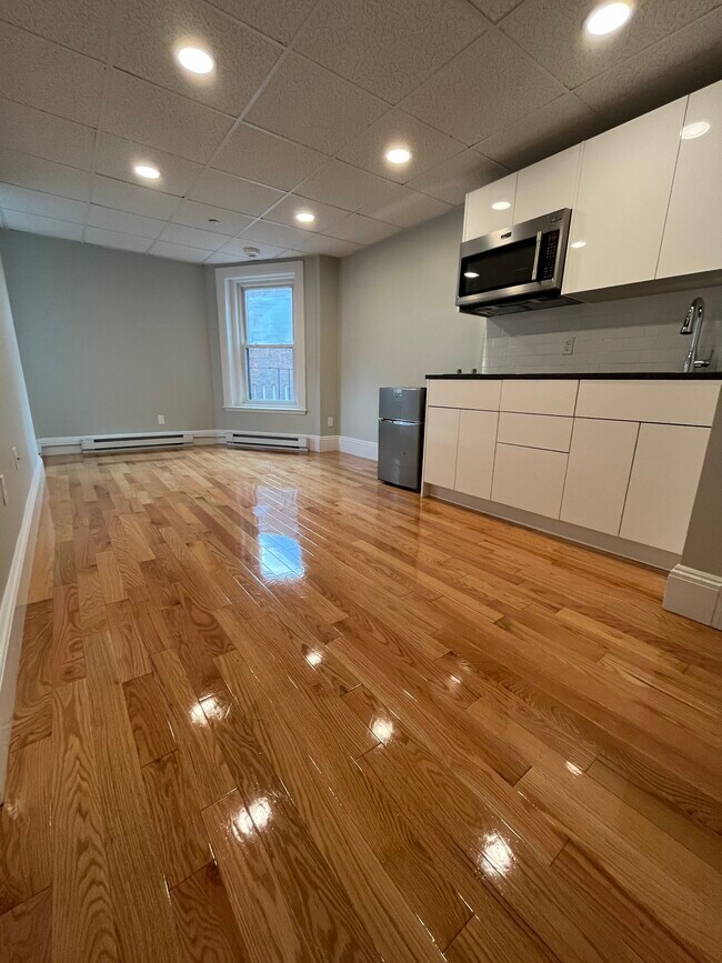 Primary Photo - 304 Newbury St