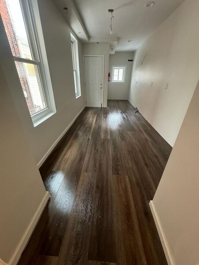 Building Photo - 4 bedroom 1 bath house with off street parking