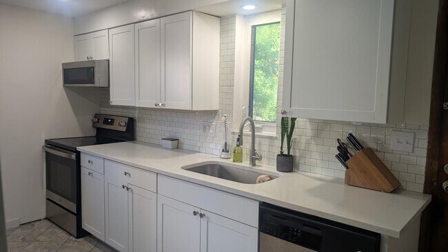 Building Photo - 3943 Boulevard Dr