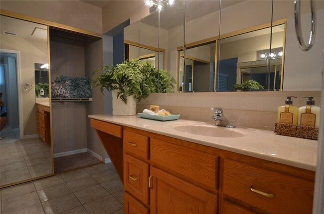 Building Photo - 5057 Bermuda Cir