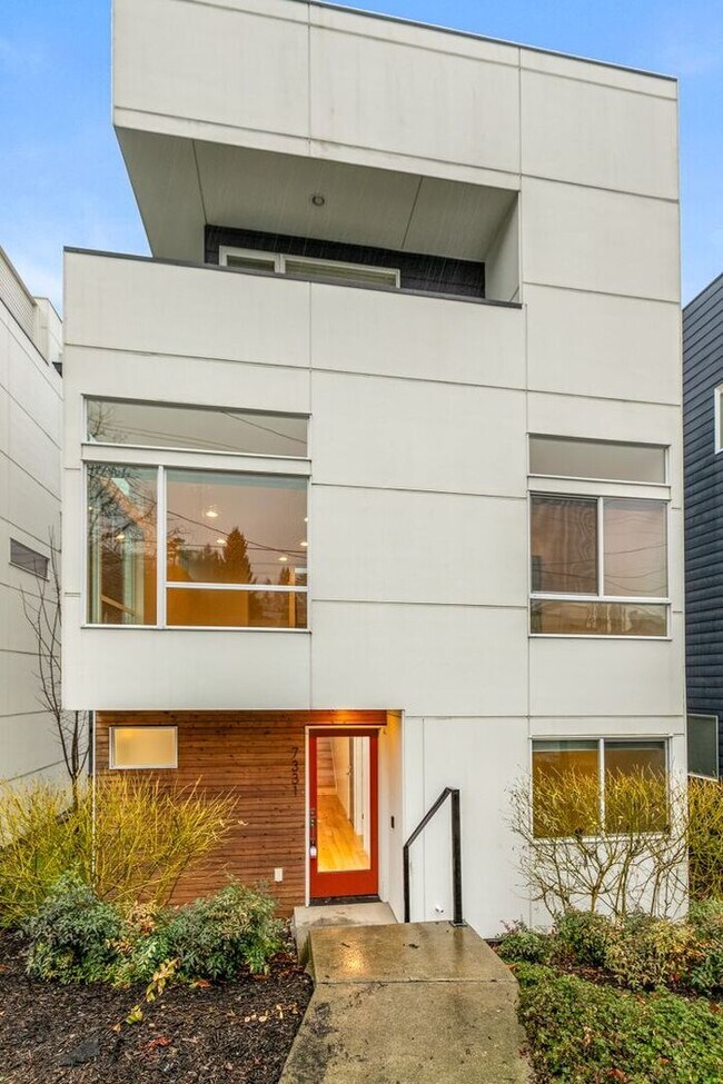 Building Photo - Fresh, Air-Conditioned Standalone Townhome in Coveted Lincoln Park