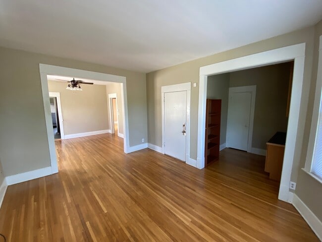 Open concept floorplan with 9' ceilings - 940 Marshall Ave