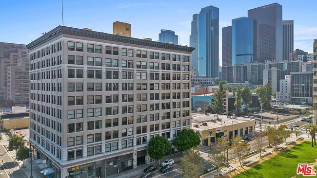 Building Photo - 108 W 2nd St