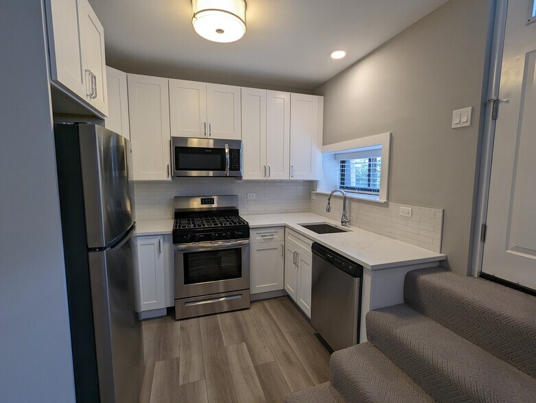 Building Photo - 3935 N Janssen Ave