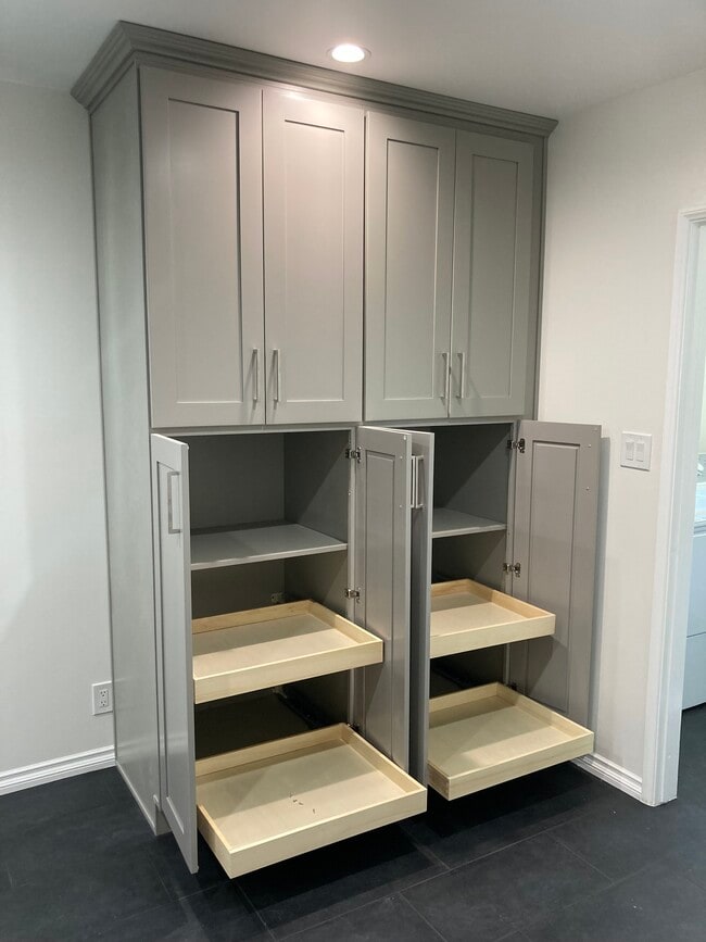 double pantry with pull-out shelves - 4715 Allott Ave