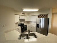 Building Photo - Beautiful 1st floor, 3 bedroom/2 bath cond...