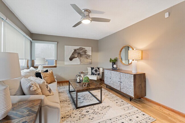 Building Photo - Gorgeous 2 bedroom 1 bathroom house!