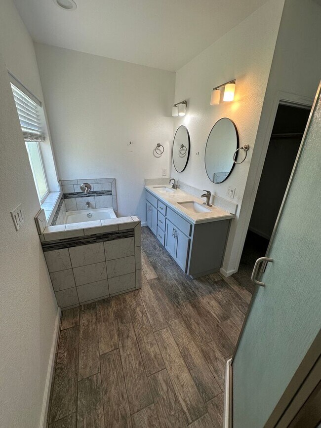 Building Photo - 3 bedroom 2 bath home for rent
