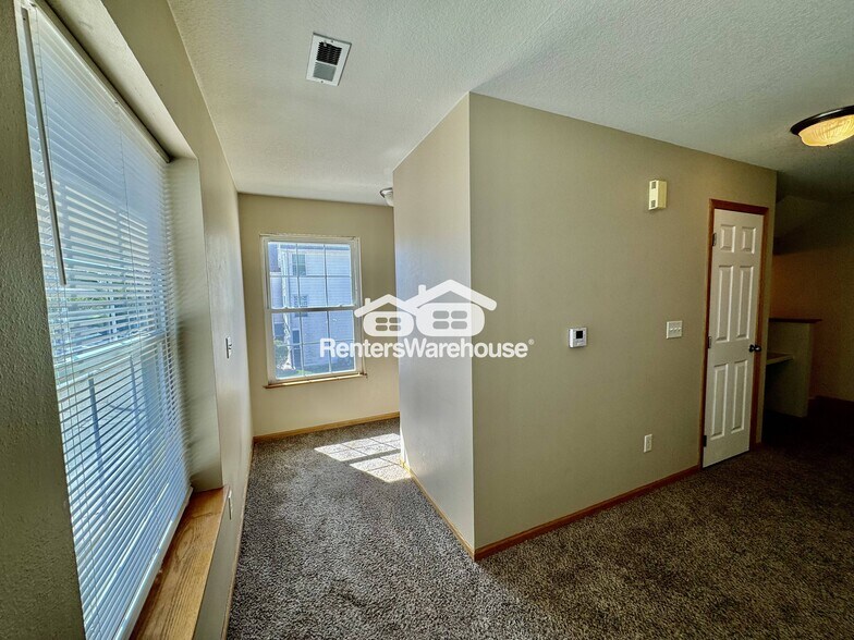 Building Photo - 1228 SE Village View Ln