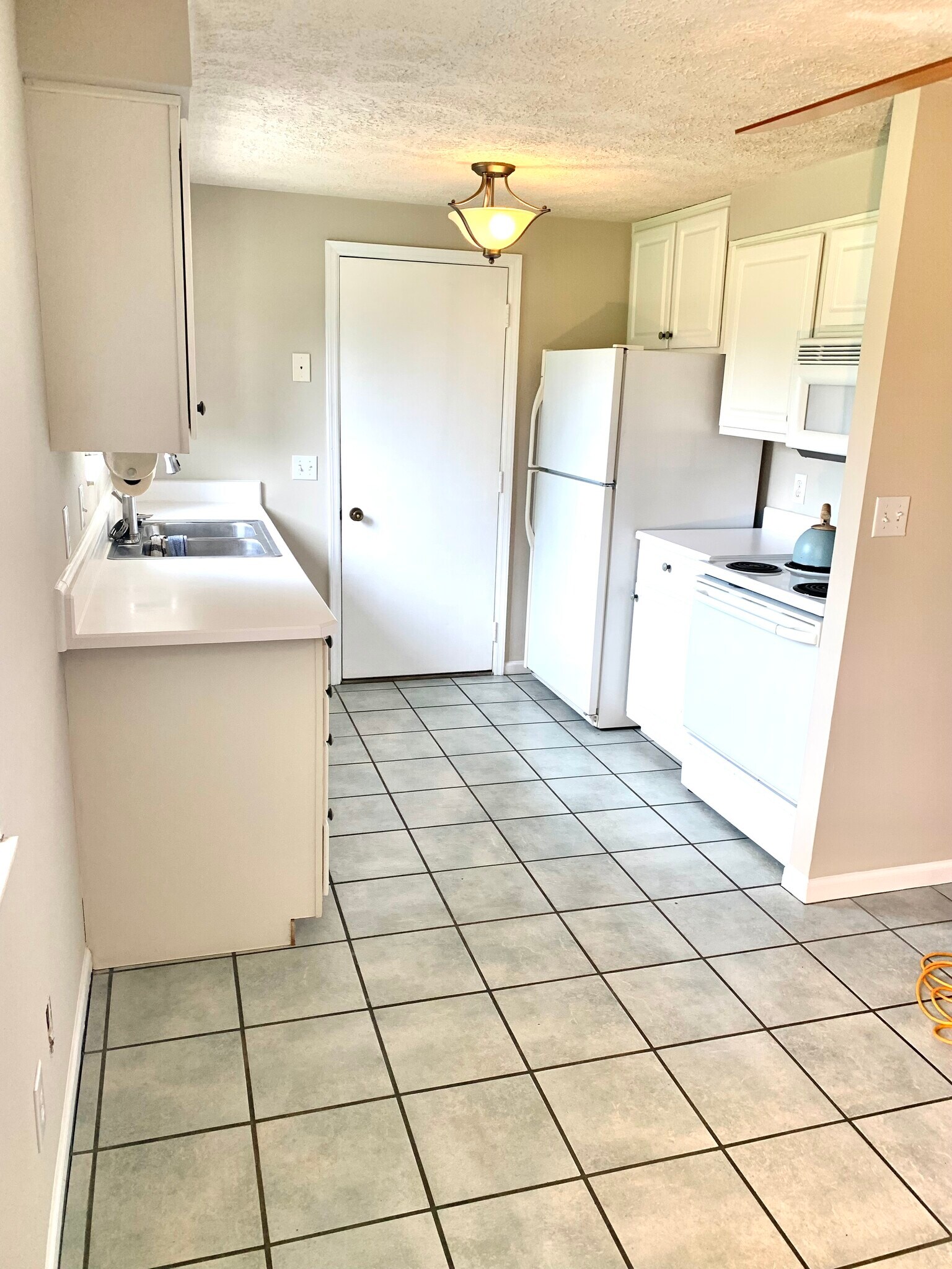 Kitchen - 1891 Fernwood Pl