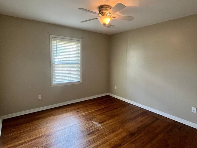 Building Photo - Charming 3 Bed 1.5 Bath!