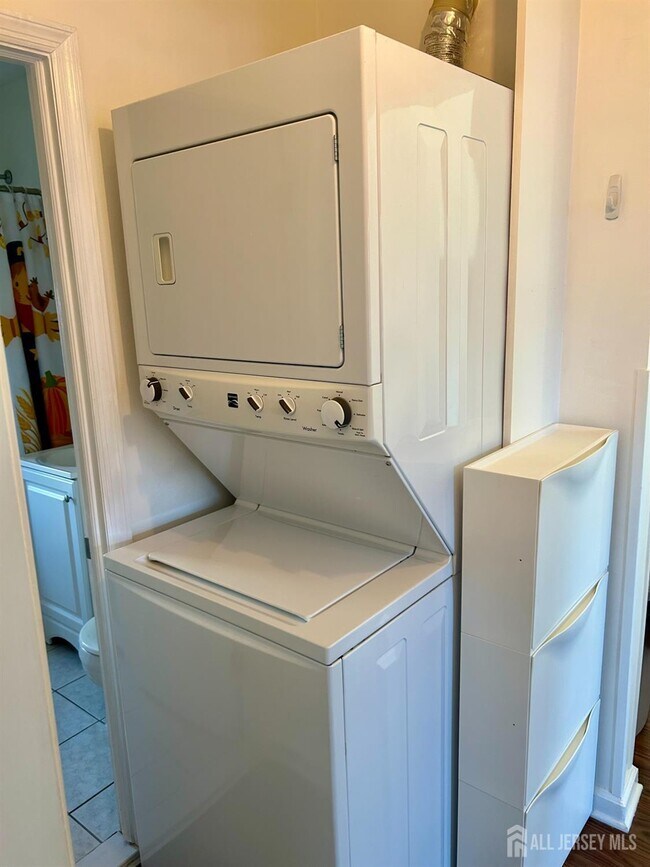 Building Photo - 22 Roselle Ave