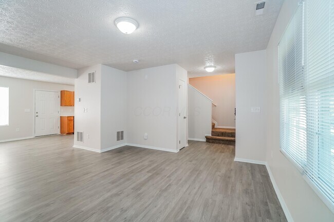 Building Photo - 1852 Meadowlawn Dr