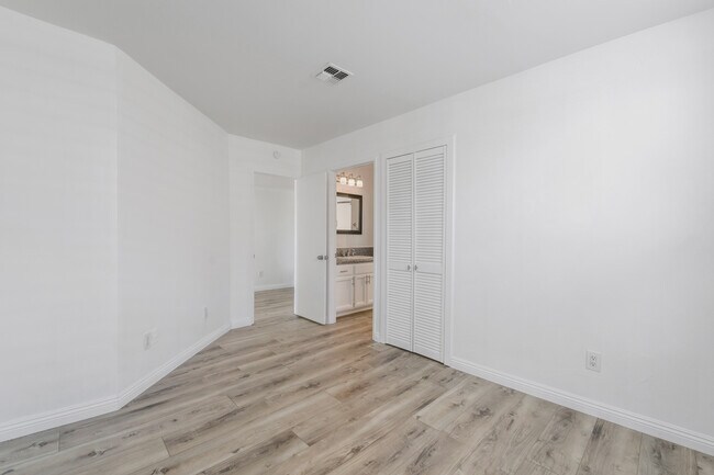 Building Photo - 506 Palm Ave