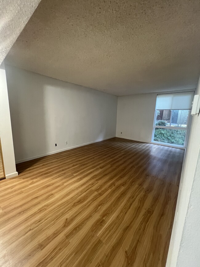 Large primary suite bedroom - 6435 Green Valley Cir