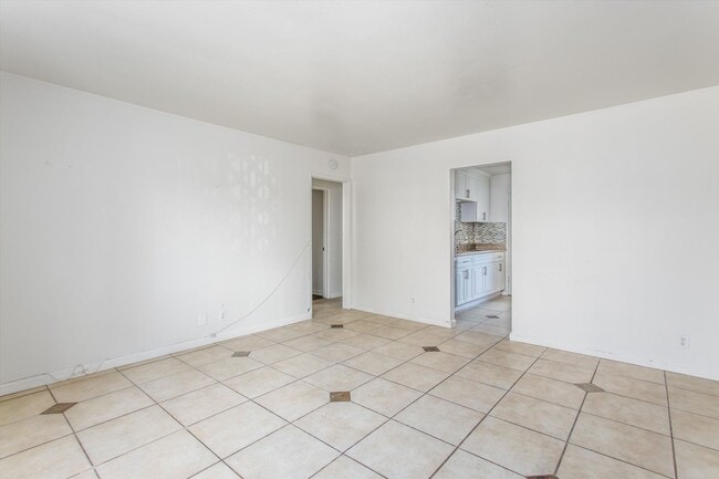 Building Photo - 2 bedroom Duplex with Huge yard!