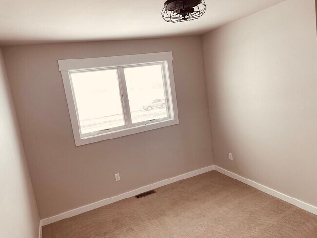 Building Photo - 3 Bd / 2.5 Bath