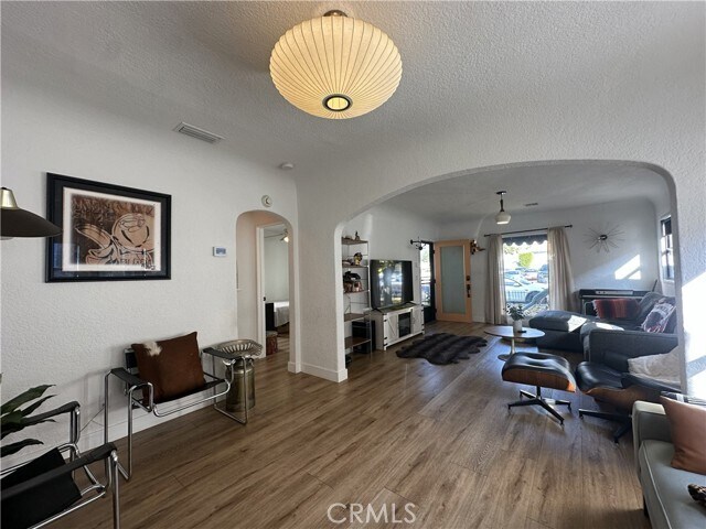 Building Photo - 206 W Mountain View Ave