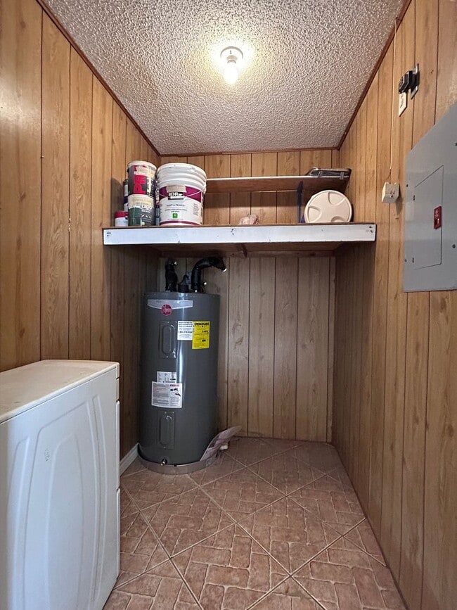 Building Photo - Charming 2BR Condo with Vaulted Ceilings, Fireplace & Pool Access