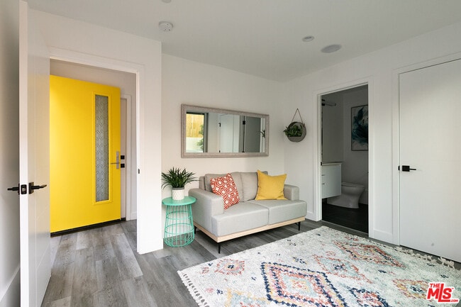 Building Photo - 423 1/2 S Wilton Pl