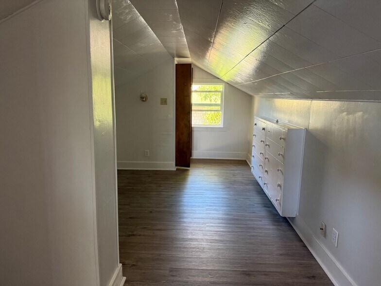 Building Photo - 659 Elm St