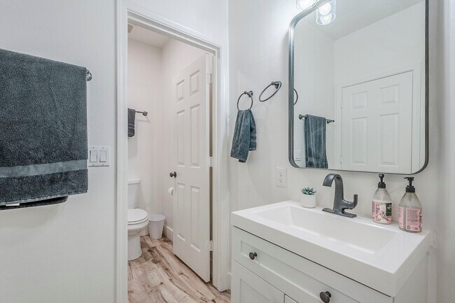 Building Photo - 760 N Swan Dr