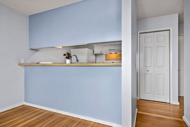 Building Photo - Beautifully Renovated 1 Bedroom/1 Bath Iao...