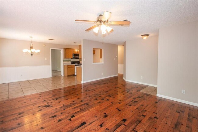 Building Photo - 1812 Hollow Tree Blvd