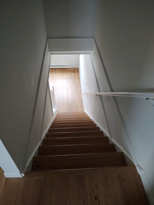 Building Photo - Adorable Townhome