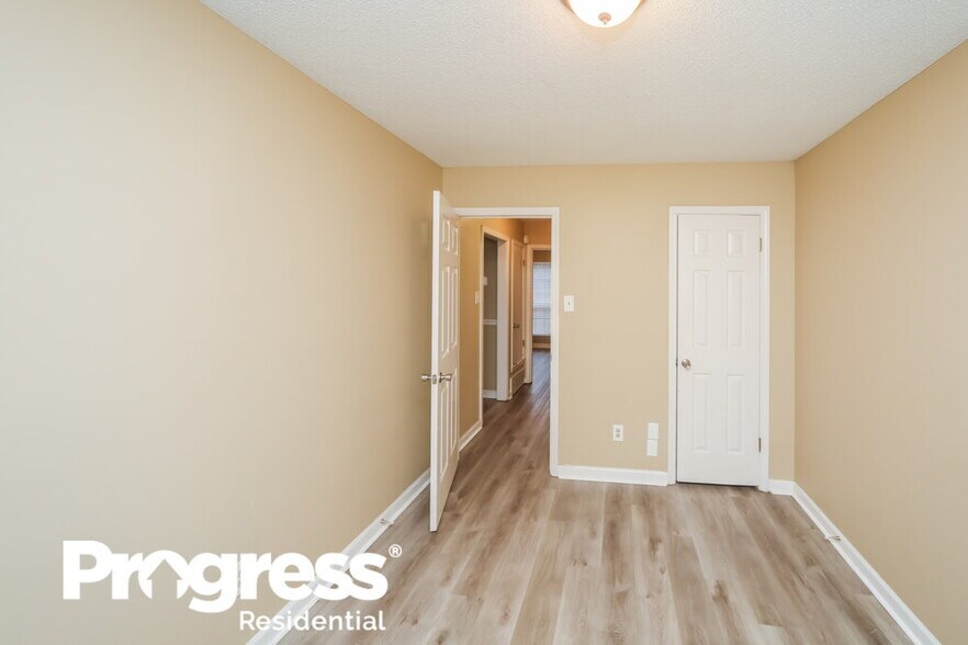 Building Photo - 5689 Riverhead Ave