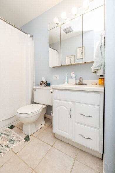 Building Photo - 607 W Wrightwood Ave