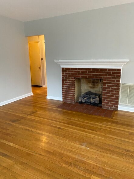 Living room - 730 Westwood Ave
