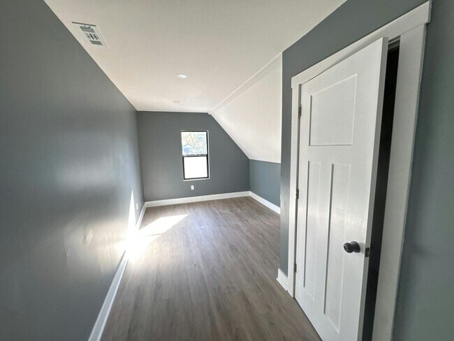 Building Photo - 1342 Edgemont Ave